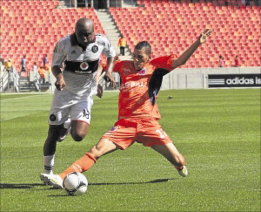 DETERMINED: Carlos Migueal Gomes of Libolo puts in strong challenge on Thulasizwe Mbuyane. Photo: Gallo Images