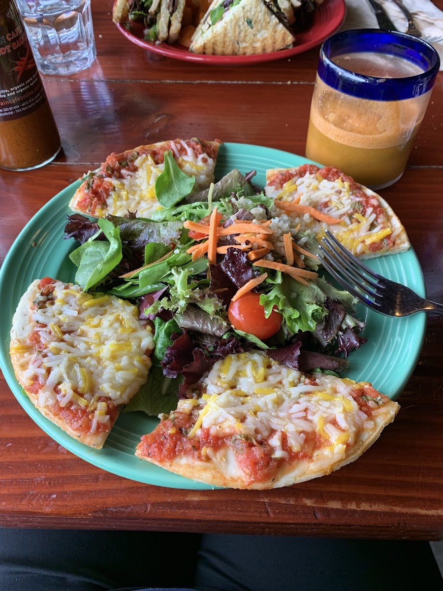 The GF vegan pizza and fresh salad with a carrot-orange-ginger-mint juice. Photo by Cg.
