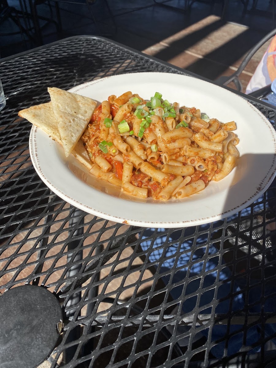 Brown rice pasta with vegan chik’n