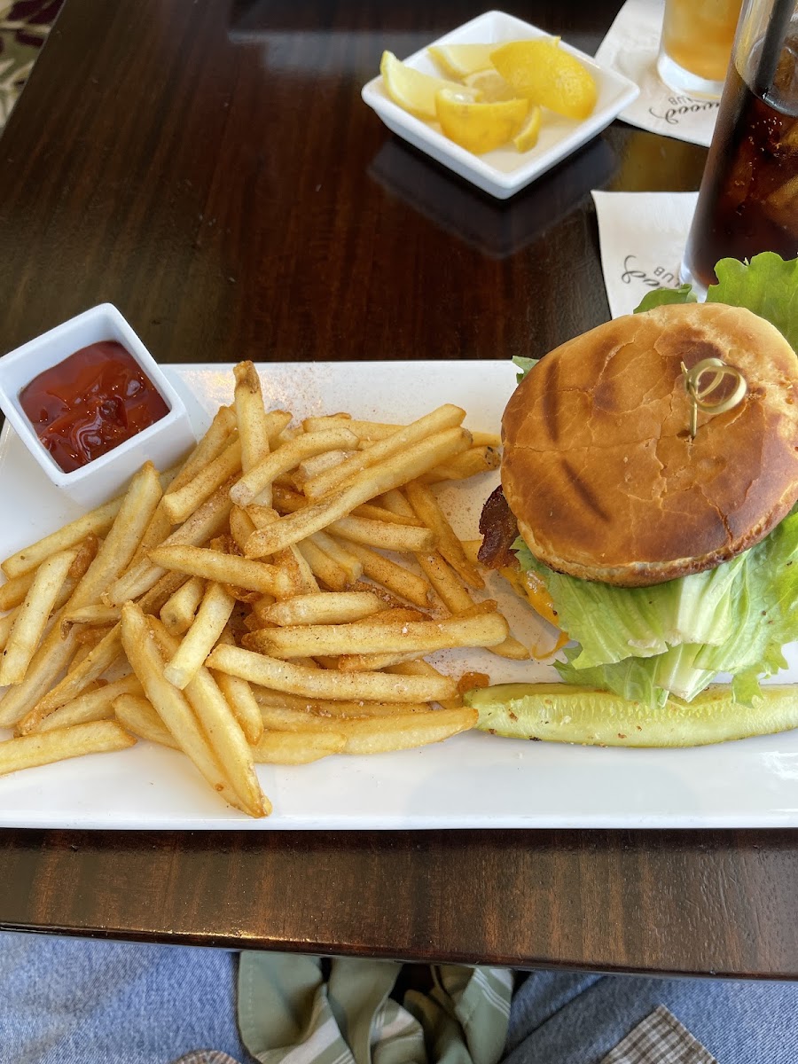 Gluten-Free Burgers at Lakewood Club At Sweetwater Cafe