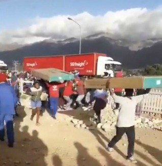 Video footage showed trucks being looted on the N1 at De Doorns in the Western Cape on Thursday.