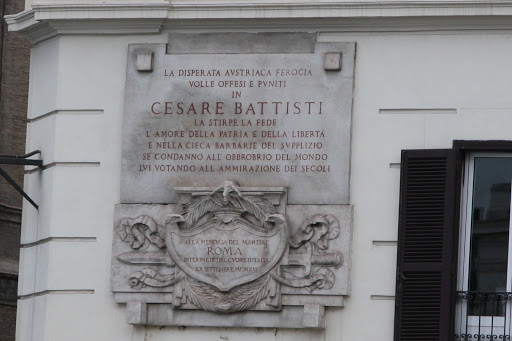 Plaque reads:  ' La Disperata avstriaca ferocia  Volle offesi e pvniti In Cesare Battisti La stirpe la fede l’amore della patria e della liberta  e nella cieca barbarie del svpplizio se condanno...