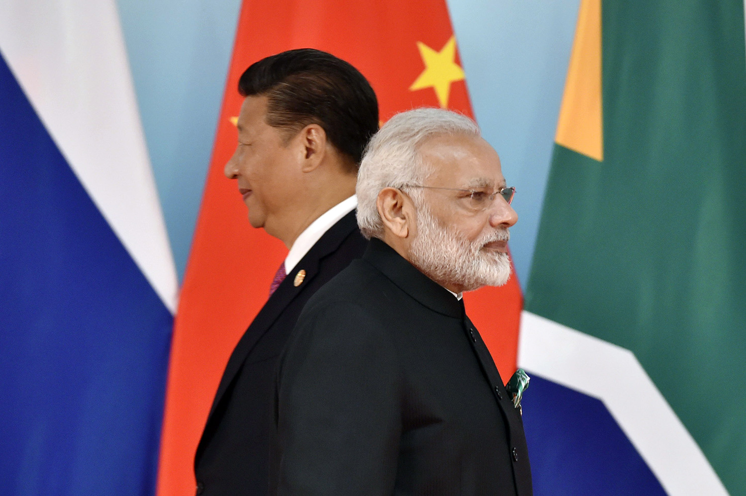 आख़िर भारतीय रक्षा सचिव ने मान ही लिया कि चीन से अकेले नहीं लड़ सकता भारत