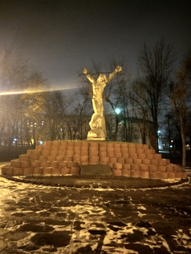 Памятник погибшим в Дарницком 