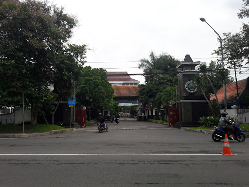 Gate Um Jalan Surabaya