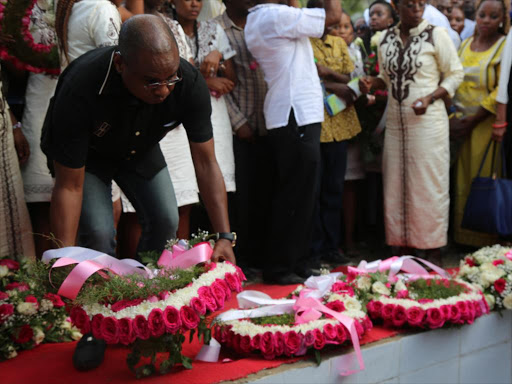 Kilifi Governor Amason Kingi lays a wreath at the grave of Lands county excecutive member Eng John Mazuri in Rabai on Saturday September 24. /ALPHONCE GARI