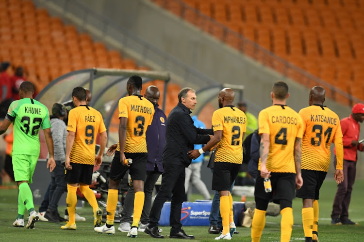 Kaizer Chiefs coach Giovanni Solinas talks to his players during the Absa Premiership match against Bidvest Wits at FNB Stadium on August 07, 2018 in Johannesburg, South Africa.