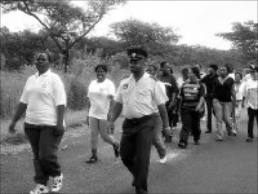 WEIGHT SHEDDING: Police officers in Mpumalanga take to the street to keep in shape. Pic. Riot Hlatshwayo. 17/04/08. © Sowetan.