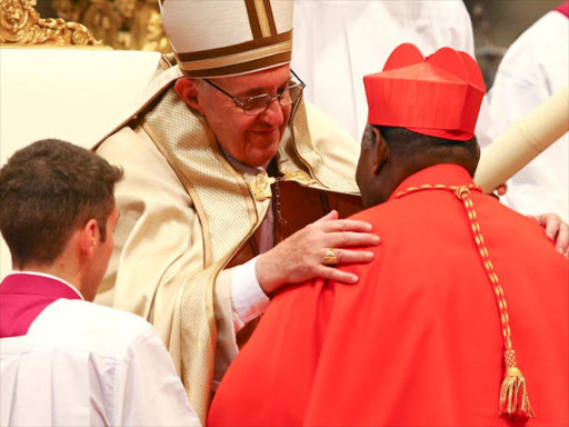 Pope Francis embraces new cardinal John Ribat of Papua New Guinea during a consistory ceremony to install 17 new cardinals in Saint Peter's Basilica at the Vatican November 19, 2016. /REUTERS