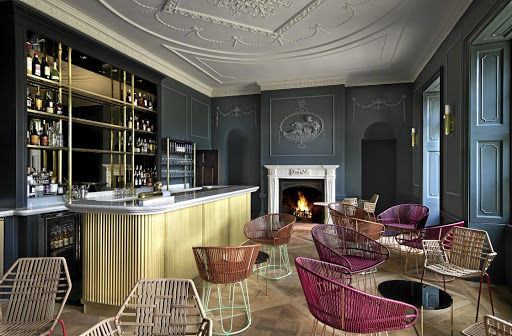 The hotel bar harmoniously blends contemporary pieces and elegant traditional architectural details.