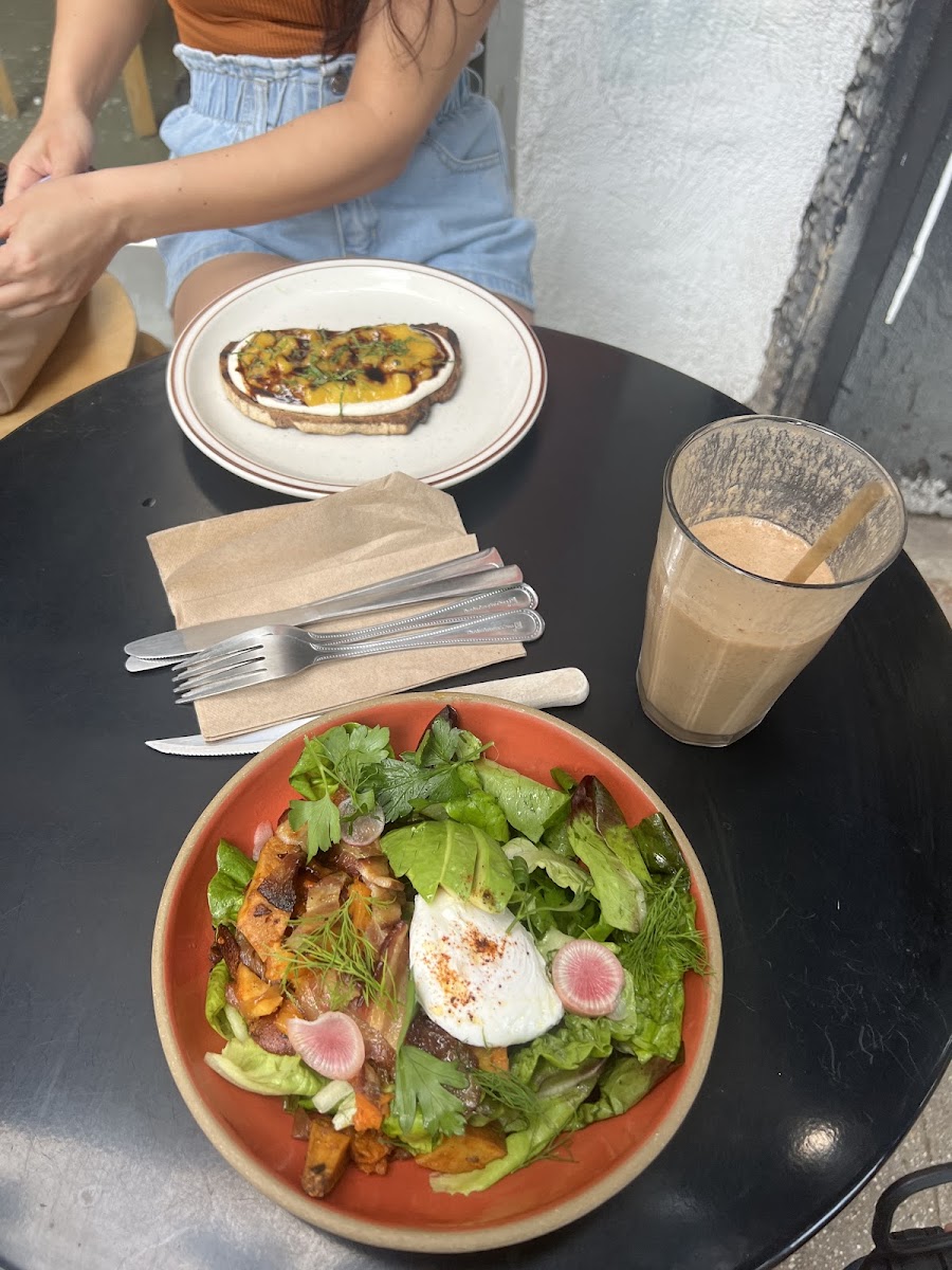 Breakfast bowl and smoothie