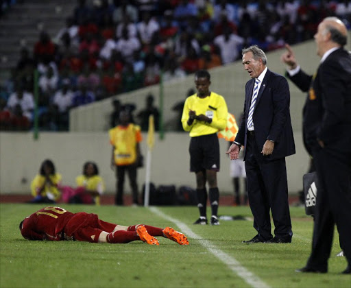 Spain's defender Alberto Moreno (L) reacts on the pitch under the look of Equatorial Guinea's Spanish coach Andoni Goikoetxea during the FIFA 2014 World Cup friendly football match Equatorial Guinea vs Spain at the Olympic stadium in Malabo on November 16, 2013. Equatorial Guinea have fired coach Andoni Goikoetxea just over three weeks before the tournament, plunging their preparations into chaos.AFP PHOTO/ VALENTINA LIZARD