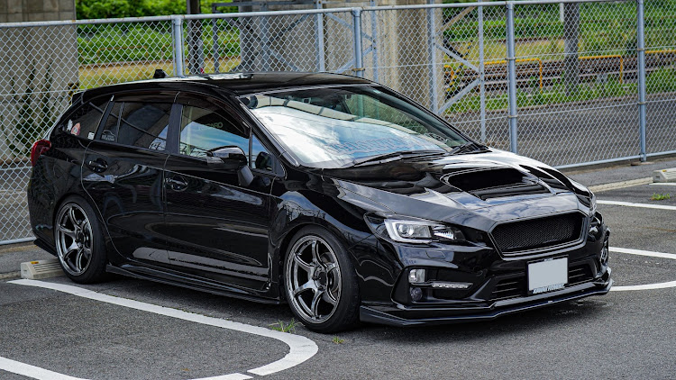 レヴォーグのいつもイイネ&コメントありがとうございます🙇‍♂️・サクッとカメ活📸・どっかの駐車場🅿️・ステーションワゴンは横から🤟・フロントバナーに関するカスタム事例の投稿画像2枚目