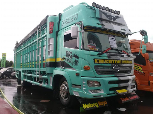 Kontes Akbar Modifikasi Truck KAMT di Stadion 