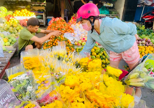 Sắp hết ngày mùng, giá một số mặt hàng vẫn còn cao - Ảnh 1.