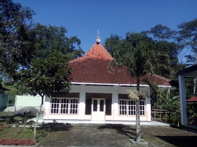  Aksi Bersih-bersih Masjid Darut Taqwa Pondok Pesantren Hidayatullah Tegalsari Jambewangi, Secang, Magelang 