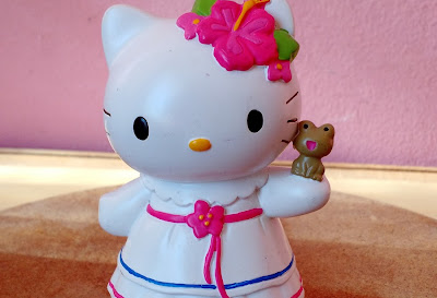 Miniatura de porcelana ou resina de Hello Kitty balançante,  lembrança /souvenir de Puerto Rico - total 9,5cm de altura  R$ 15,00