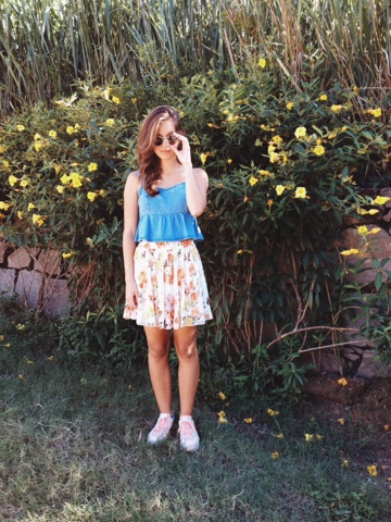 #editorial #ootd #thatsdarling #darling #flowers #flowerswall #pleatedskirt #denimtop #converse #runningsneakers #cropped #jeans #flores #parededeflores #saiaplissada #florida #floral #jeans #tênisdecorrida #sunglasses #sunnies #óculosdesol