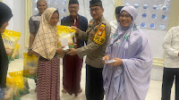 Kapolsek Pitumpanua Serahkan Zakat Kepada 143 Mustahik Melaui Yayasan Masjid Jami'atul Khaeriyah