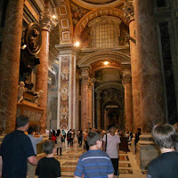 Piccoli uomini in un grande edificio. di 