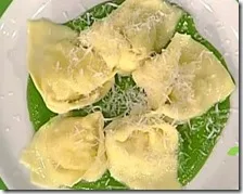 Cappellacci con asiago su crema di spinaci