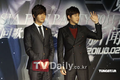 HoMin Irradiando Poses Como Principes, A través de trajes negros "Conquistando China"  Ctvxq-tvxq-beijing-2