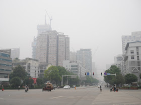 intersection of Remin West Road and Cai'e South Road in Changsha on a smoggy day