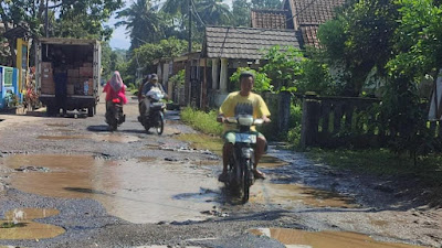 Miris Jalan Menuju Kantor Kecamatan Cikedal Pandeglang Rusak Parah