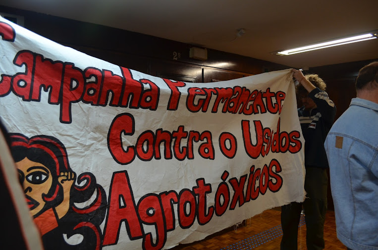 Mobilização no RS contra PL que flexibilizava os Agrotóxicos. Coletividade na resistência e luta ecológica barrou o projeto!Um bom motivo para comemorar os 30 anos da lei. Foto: Cíntia Barenho/CEA