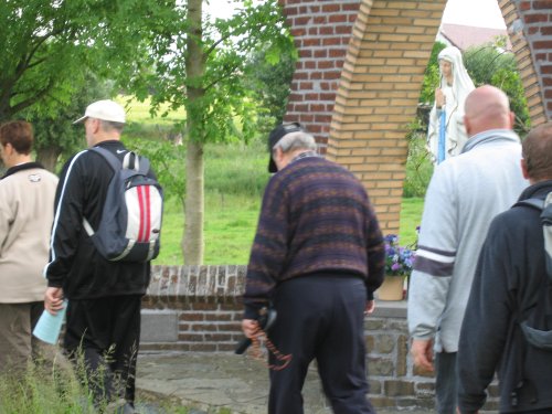 Gepakt met een rugzak en een rozenkrans bij de hand,  biddend en zingend van kapel naar kapel stappen.