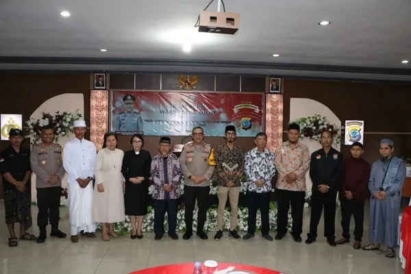 Wakapolda Sulut Irjen Pol Jan de Fretes saat menghadiri silaturahmi bersama FKUB, tokoh agama, tokoh masyarakat, dan organisasi kemasyarakatan Kabupaten Minahasa. (Foto istimewa)