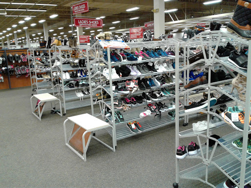 Clothing Store «Burlington Coat Factory», reviews and photos, 1555 S Lake St, Mundelein, IL 60060, USA