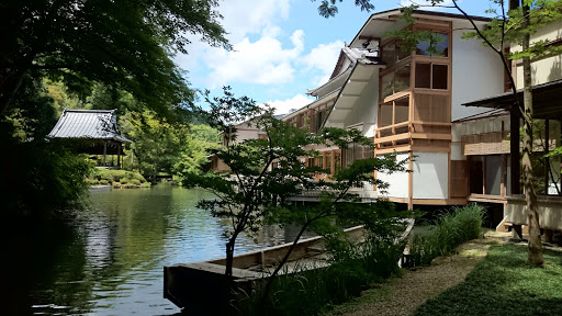 [写真] あさば内のラウンジから池と能舞台を臨む