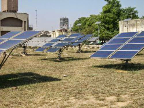 Foreign Professionals Getting Solar Training In India