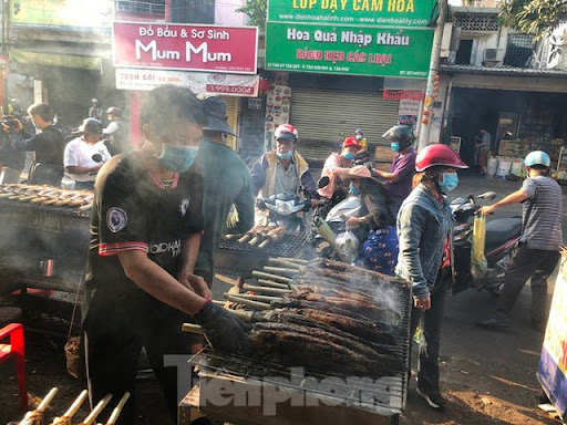 Thức xuyên đêm nướng 5 tấn cá lóc bán ngày vía Thần tài - Ảnh 5.