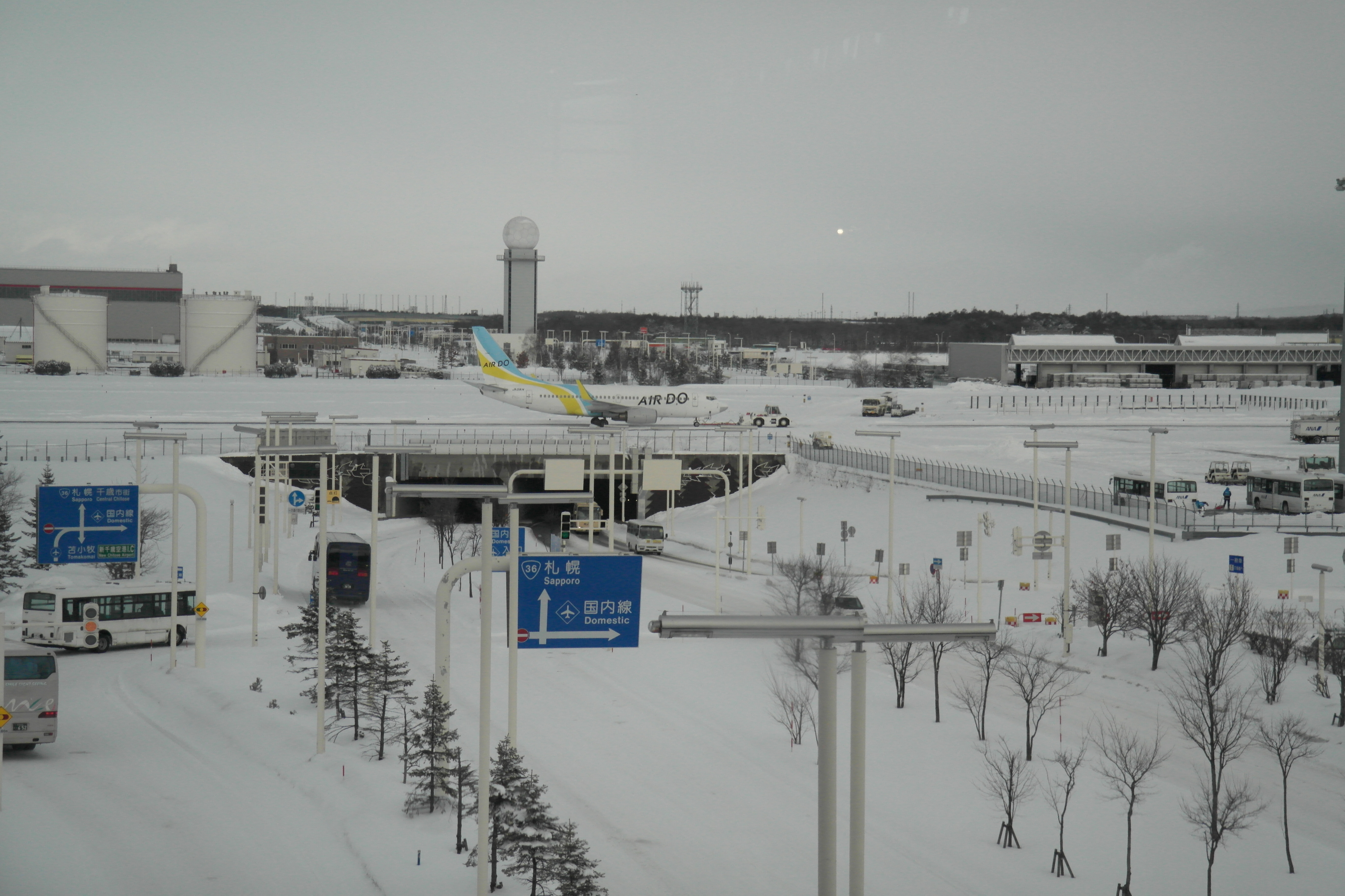 파일:NewChitoseAP_TaxiwayWithCar.jpg