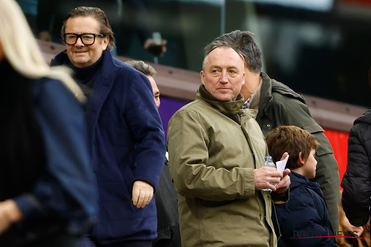 Fans hebben duidelijke boodschappen voor Coucke en Vandenhaute, die - net als Kindermans - gewoon aanwezig zijn in Lotto Park