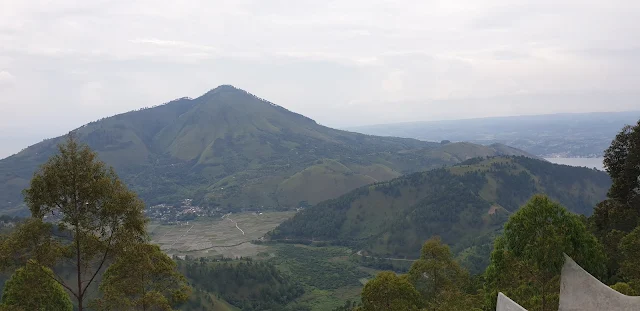 MENARA PANDANG TELE DANAU TOBA