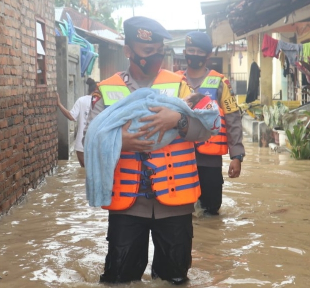 Siaga Banjir, Brimob Polda Sumut Bantu Evakuasi Masyarakat Korban Banjir di Medan Maimun