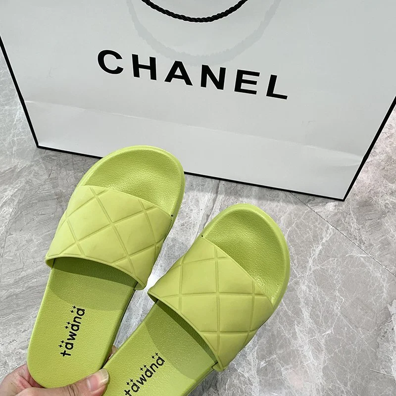 Sandales de plage unies pour femmes, design tendance et confortable. Parfaites pour l'intérieur et l'extérieur. Chaussures de mode printemps.
