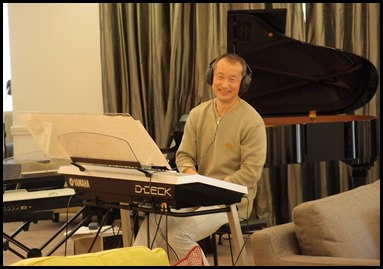 Taka Iida preparing to play his Yamaha Electone D-Deck. Photo courtesy of Dennis Lyons.