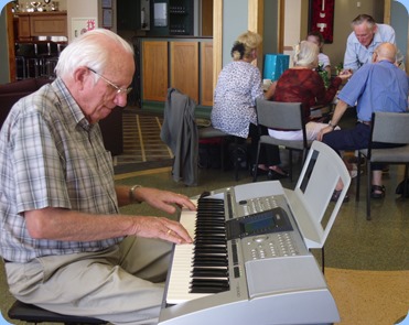 Rob Powell giving the Yamaha PSR-3000 a 'whirl'. Photo Courtesy of Dennis Lyons.