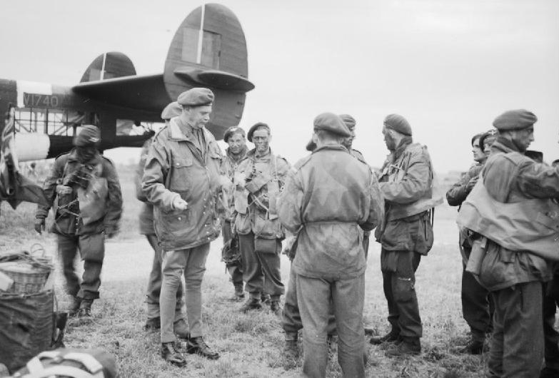 파일:external/upload.wikimedia.org/Major_General_Gale_talking_to_troops_of_5th_Parachute_Brigade.jpg