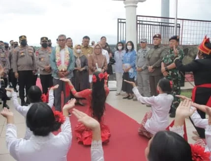 Irjen Pol Setyo Budiyanto bersama Ketua Pengurus Daerah Bhayangkari Sulut Henny Setyobudi tiba perdana di Manado, pada Senin (24/10/2022) sore. (Foro istimewa)