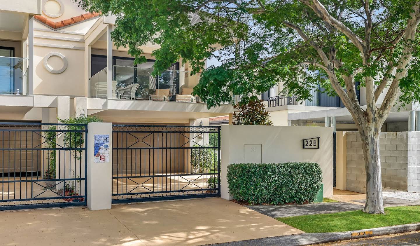 House with garden and terrace Surfers Paradise