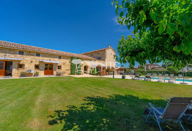 Propriété avec piscine et jardin 2