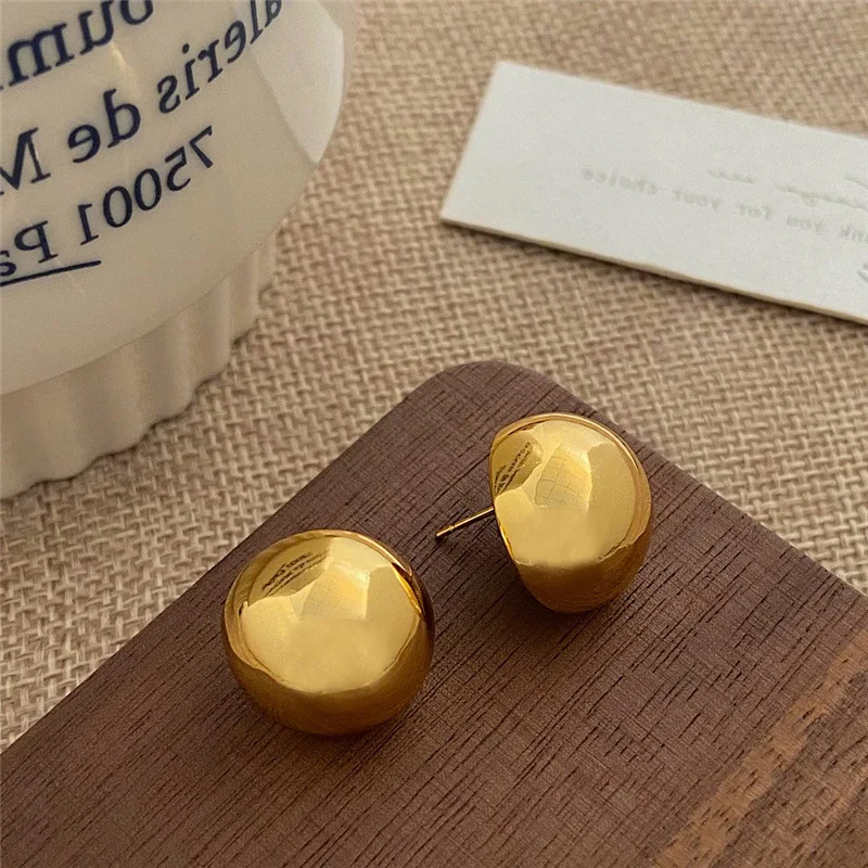 Niche glanzende bol oorbellen. Stijlvolle oorbellen voor dames, perfect om elke outfit op te fleuren. Een ideaal cadeau.