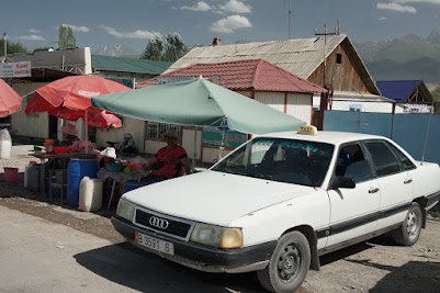 Audi 100 auf dem Basar in At-Bashi