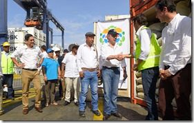 En el puerto principal de Santa Marta, el Presidente Juan Manuel Santos participó en el embarque de café de exportación que fue cultivado en tierras restituidas a víctimas del conflicto.