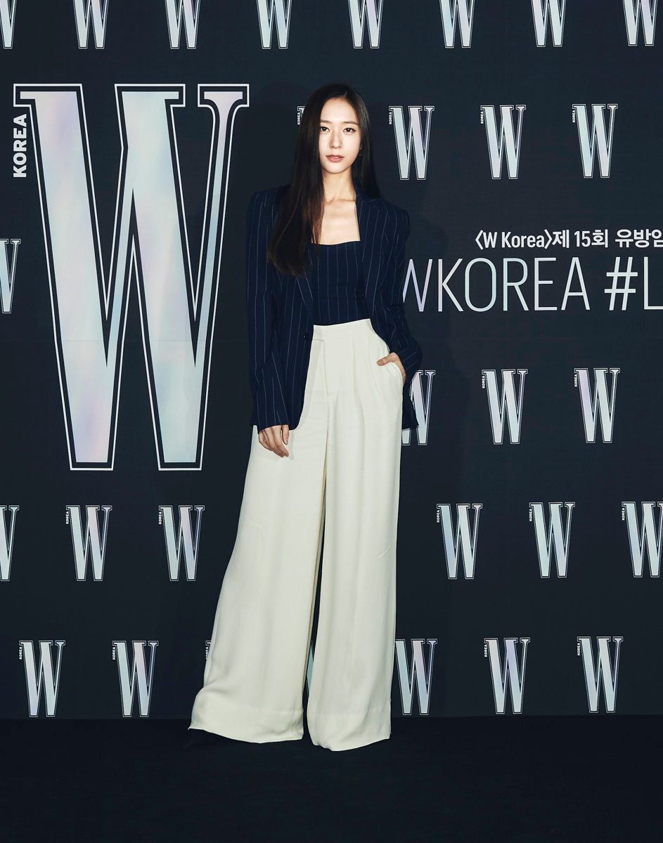 [theqoo] 35 FULL BODY SHOTS OF PEOPLE ATTENDING THE W KOREA BREAST ...